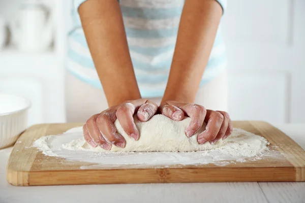 Maken van deeg door vrouwelijke handen in kitchen — Stockfoto