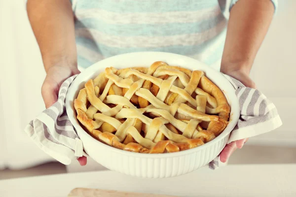Eigengemaakte appeltaart in vrouwelijke handen — Stockfoto