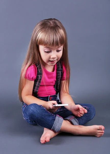 Menina bonita com telefone móvel — Fotografia de Stock