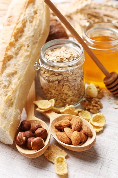 Gezond ontbijt met brood, honing, noten. — Stockfoto