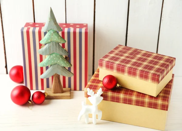 Weihnachtsgeschenke und Dekorationen — Stockfoto