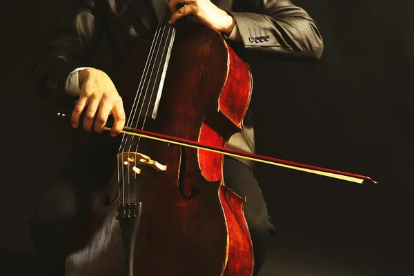 Homem tocando violoncelo — Fotografia de Stock