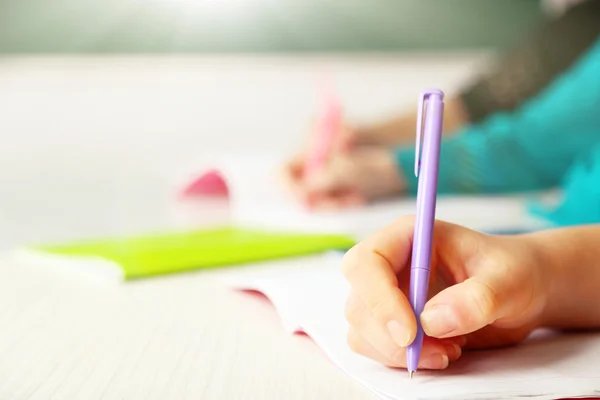 Manos de estudiantes en la escuela — Foto de Stock