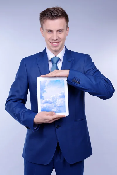 Businessman holding tablet PC — Stockfoto