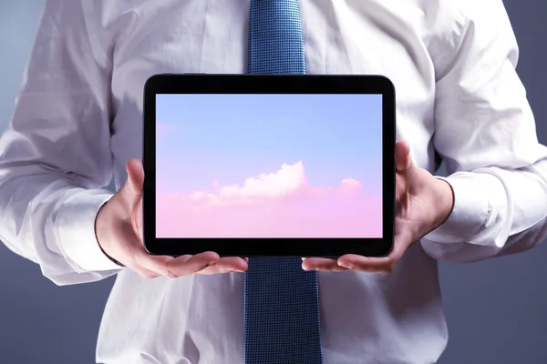 Businessman holding tablet PC — Stockfoto