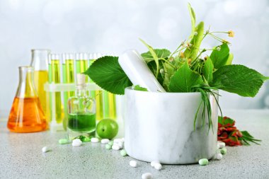 Harç, test tüpleri ve hapları otlar