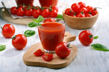 Tahta masada bir bardak domates suyu.