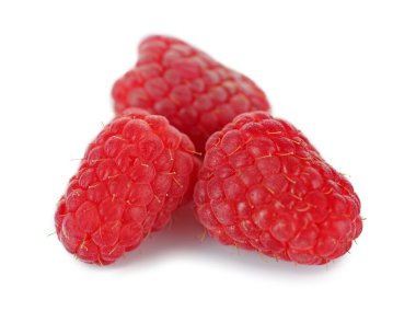 Beyaza izole edilmiş taze ahududu