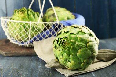 Enginar sepeti ahşap arka plan üzerinde