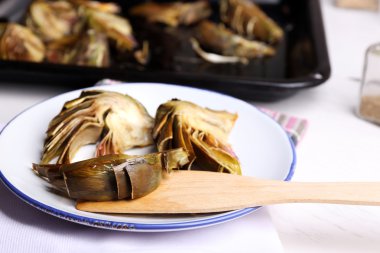 Plaka üzerinde kavrulmuş enginar