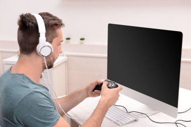 genç adam bilgisayar oyunları oynama