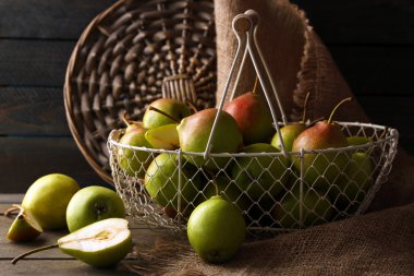 Masada sepette olgun lezzetli armut