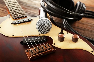 Mikrofon ve kulaklık ile elektro gitar