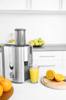 Meyve sıkacağı ve meyve masada