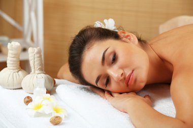 Masaj masasındaki genç kadın. 