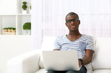 yakışıklı bir Afrikalı-Amerikalı adam