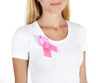 Göğsünde pembe kurdele kullanan bir kadın.