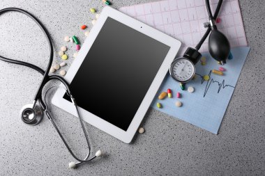 Tansiyon ölçer, stetoskop, dijital tablet