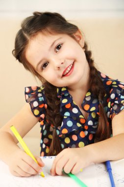 sevimli küçük kız ödevini yapıyor