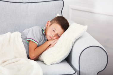 Kanepede uyuyan küçük çocuk