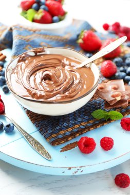 Çikolatalı Krema ve olgun çilek