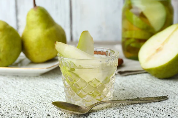 Pear juice with fresh fruits — Stock Photo, Image