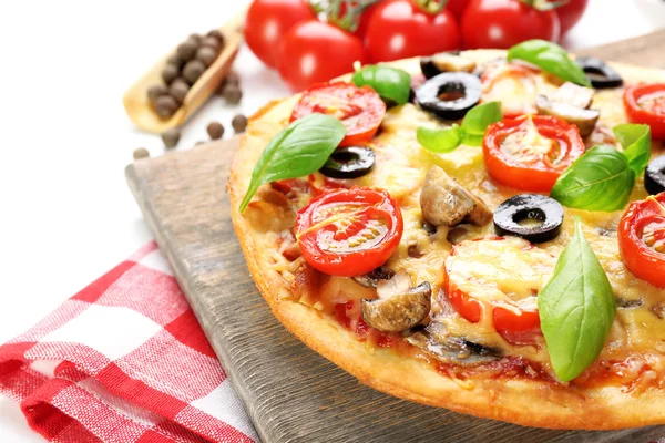 Smakelijke pizza met groenten en basilicum — Stockfoto