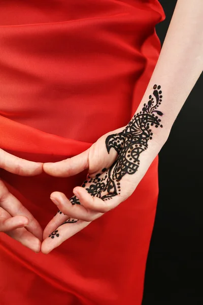 形象的女性手上的指甲花 — 图库照片