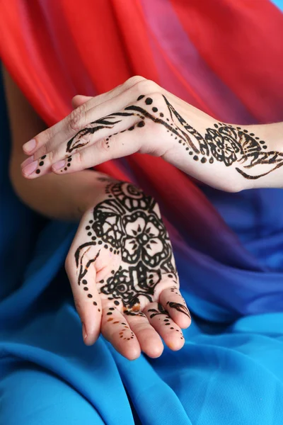 Imagem de henna em mãos femininas — Fotografia de Stock