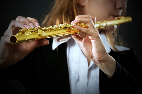 Musiker spelar flöjt — Stockfoto