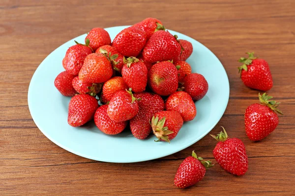 Rijpe aardbeien in plaat — Stockfoto