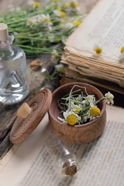 Altes Buch mit trockenen Blumen im Mörser — Stockfoto