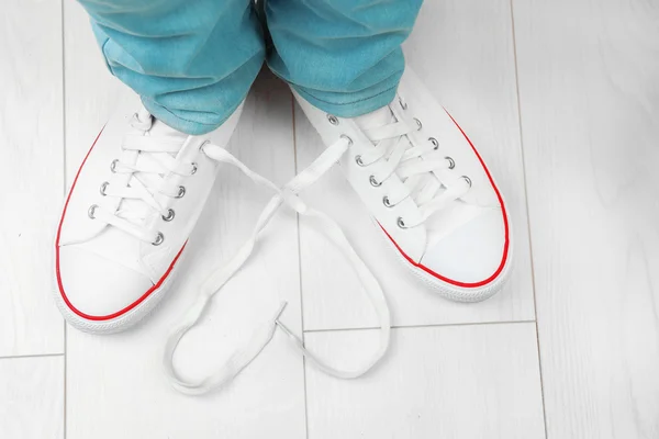 Pés femininos em sapatos de goma — Fotografia de Stock