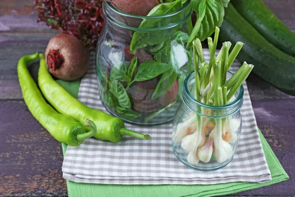 Свежие овощи на столе — стоковое фото