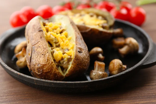 Batatas assadas com queijo e cogumelos — Fotografia de Stock