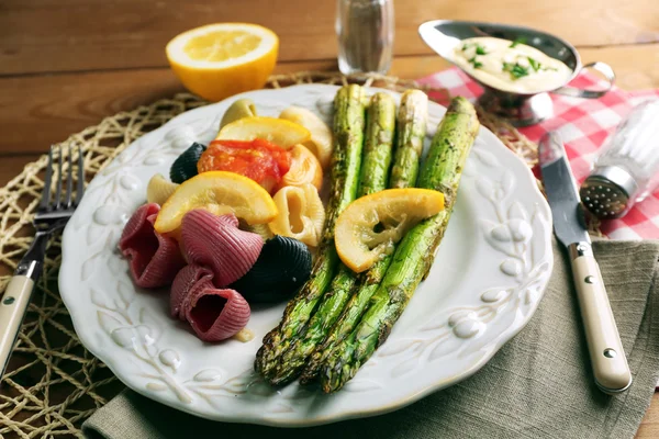 Roasted asparagus and tasty colorful pasta — Stock Photo, Image