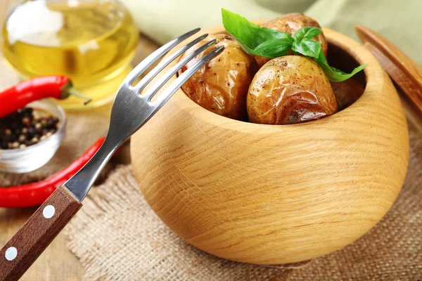 Patatas al horno en un tazón —  Fotos de Stock