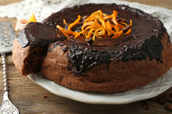 Cake met chocolade glazuur en oranje — Stockfoto