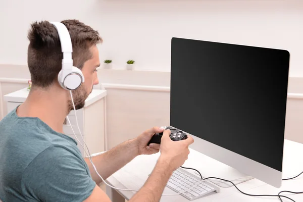 Молодий чоловік грає в комп'ютерні ігри — стокове фото