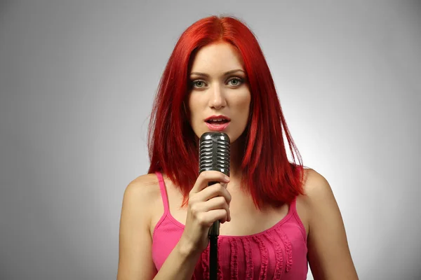 Красива молода жінка з мікрофоном — стокове фото