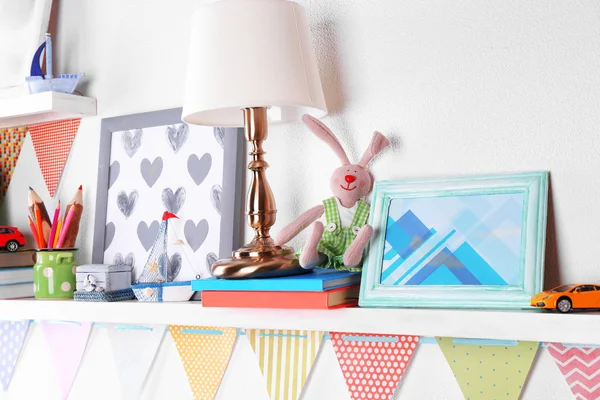 Étagères avec jouets dans la chambre d'enfant — Photo