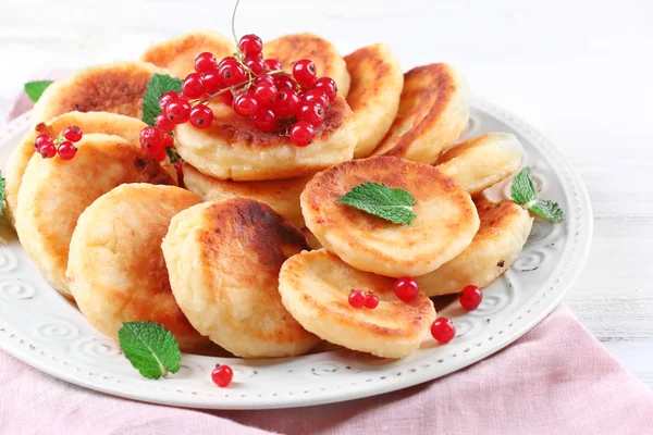 Buñuelos de requesón con bayas —  Fotos de Stock