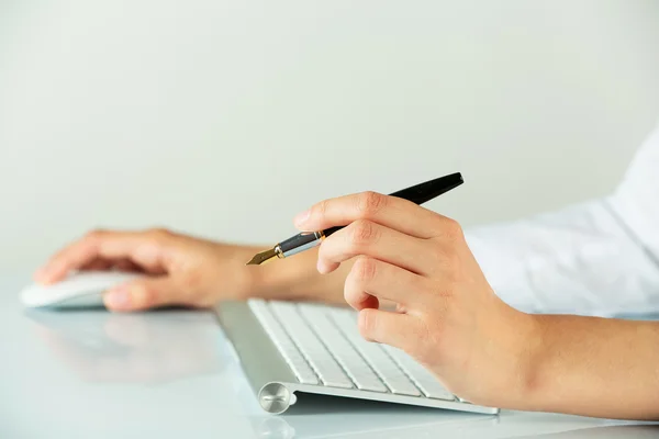 Handen met pen en computer muis — Stockfoto