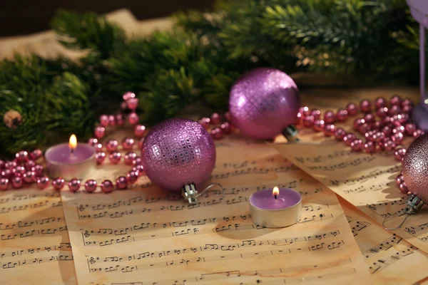 Décorations de Noël sur feuilles de musique — Photo