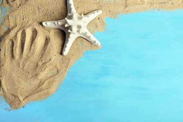 Impresión de la mano humana sobre la arena con estrellas de mar — Foto de Stock