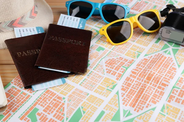 Óculos de sol, passaportes e mapa — Fotografia de Stock