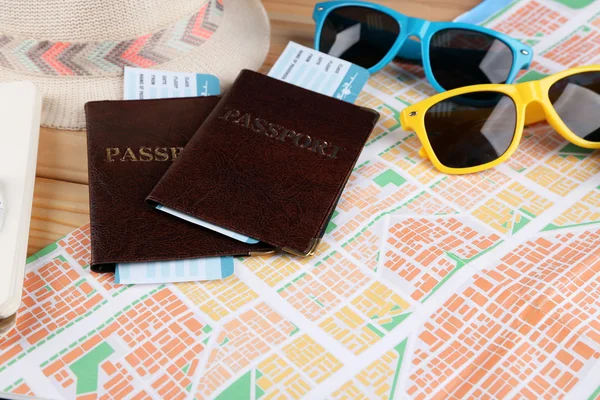 Gafas de sol, pasaportes y mapa —  Fotos de Stock