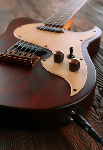 Chitarra elettrica su tavolo di legno — Foto Stock