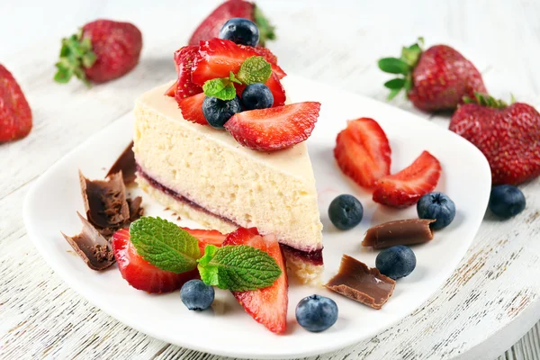 Heerlijke cheesecake met bessen — Stockfoto