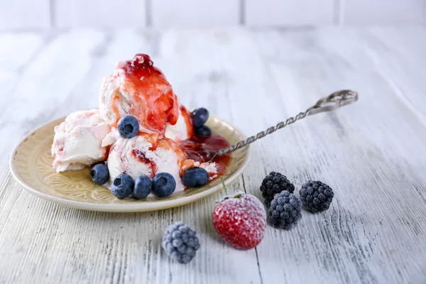 Ice cream with fresh frozen berries — Stock Photo, Image